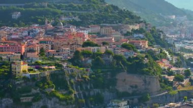 Amalfitana, Salerno, İtalya 'daki Vietnam konsolosu Mare' nin panoramik görüntüsü, Meta di Sorrento 'dan Vietnam konsolosu Mare' ye kadar uzanan Salerno ili 'nin İtalya kıyı yoludur. 