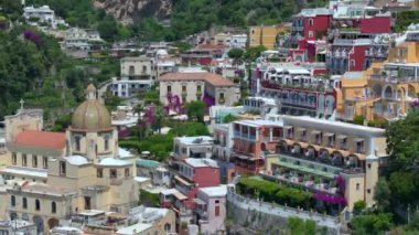 Positano, İtalya 'nın Amalfi Sahili' nde turistik bir yer. Amalfi kıyısındaki ünlü turist beldesinin havadan görünüşü. Yeşil sulu bitki örtüsü, Positano Napoli metropolitan bölgesinde bir köydür.. 