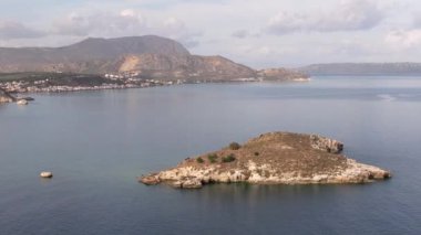 Hava aracı görüntüsü. Yazın Girit, Yunanistan 'da ünlü plaj manzarası. Libya denizinde nehir ve palmiye ağaçları olan ünlü bir sahil. Tropikal ada, Panoramik manzara Girit adasının en güzel plajları