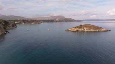 Hava aracı görüntüsü. Yazın Girit, Yunanistan 'da ünlü plaj manzarası. Libya denizinde nehir ve palmiye ağaçları olan ünlü bir sahil. Tropikal ada, Panoramik manzara Girit adasının en güzel plajları