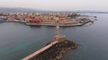Muhteşem deniz feneri Yunanistan 'la Chania' nın havadan görünüşü. Güzel Eski şehir, Yunanistan ve en güzel manzaralı yerler - eski Chania kentinin manzaralı manzarası. Girit Adası, Panoramik, Seyahat Kavramları