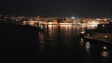Geceleri Chania kasabası, Deniz feneri, İHA çekimi, Girit, Yunanistan, Chania 'nın muhteşem deniz feneri, Güzel Eski Şehir, Yunanistan ve en güzel manzaralı yerleri ile havadan görünüşü - eski güzel kasaba manzarası 