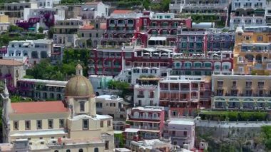 Positano, İtalya 'nın Amalfi Sahili' nde turistik bir yer. Amalfi kıyısındaki ünlü turist beldesinin havadan görünüşü. Yeşil sulu bitki örtüsü, Positano Napoli metropolitan bölgesinde bir köydür.. 