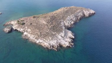 Hava aracı görüntüsü. Yazın Girit, Yunanistan 'da ünlü plaj manzarası. Libya denizinde nehir ve palmiye ağaçları olan ünlü bir sahil. Tropikal ada, Panoramik manzara Girit adasının en güzel plajları