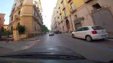 Napoli, İtalya - 2 Ağustos 2023, Amalfi Sahil yollarında araba sürerken, Positano 'nun pitoresk köyünde dar sokaklar boyunca sürerken. Avrupa 'da tatil ve seyahat kavramı. 