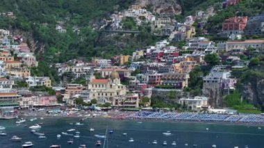 Positano, İtalya 'nın Amalfi Sahili' nde turistik bir yer. Amalfi kıyısındaki ünlü turist beldesinin havadan görünüşü. Yeşil sulu bitki örtüsü, Positano Napoli metropolitan bölgesinde bir köydür.. 