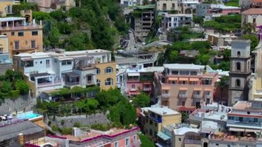 Positano, İtalya 'nın Amalfi Sahili' nde turistik bir yer. Amalfi kıyısındaki ünlü turist beldesinin havadan görünüşü. Yeşil sulu bitki örtüsü, Positano Napoli metropolitan bölgesinde bir köydür.. 