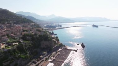 Salerno, İtalya - 8 Nisan 2022: Salerno, İtalya 'nın panoramik manzarası, İtalya' nın Salerno eyaletinde yer alan bir kıyı yoludur. 