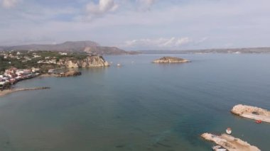 Hava aracı görüntüsü. Yazın Girit, Yunanistan 'da ünlü plaj manzarası. Libya denizinde nehir ve palmiye ağaçları olan ünlü bir sahil. Tropikal ada, Panoramik manzara Girit adasının en güzel plajları