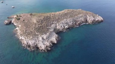 Hava aracı görüntüsü. Yazın Girit, Yunanistan 'da ünlü plaj manzarası. Libya denizinde nehir ve palmiye ağaçları olan ünlü bir sahil. Tropikal ada, Panoramik manzara Girit adasının en güzel plajları
