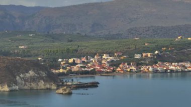 Hava aracı görüntüsü. Yazın Girit, Yunanistan 'da ünlü plaj manzarası. Libya denizinde nehir ve palmiye ağaçları olan ünlü bir sahil. Tropikal ada, Panoramik manzara Girit adasının en güzel plajları