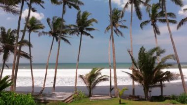 Endonezya, Bali 'de kara plaj. Kum geçmişi. Yaz deniz manzarası, Bali, Endonezya 'da siyah plajlı deniz ve tropikal ada manzarası, yaz manzarası, gün batımında kumsal manzarası.