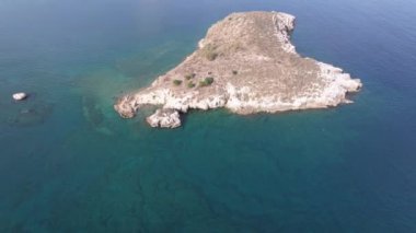 Hava aracı görüntüsü. Yazın Girit, Yunanistan 'da ünlü plaj manzarası. Libya denizinde nehir ve palmiye ağaçları olan ünlü bir sahil. Tropikal ada, Panoramik manzara Girit adasının en güzel plajları