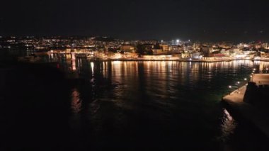 Geceleri Chania kasabası, Deniz feneri, İHA çekimi, Girit, Yunanistan, Chania 'nın muhteşem deniz feneri, Güzel Eski Şehir, Yunanistan ve en güzel manzaralı yerleri ile havadan görünüşü - eski güzel kasaba manzarası 