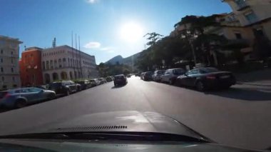 Napoli, İtalya - 2 Ağustos 2023, Amalfi Sahil yollarında araba sürerken, Positano 'nun pitoresk köyünde dar sokaklar boyunca sürerken. Avrupa 'da tatil ve seyahat kavramı. 