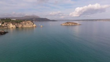 Hava aracı görüntüsü. Yazın Girit, Yunanistan 'da ünlü plaj manzarası. Libya denizinde nehir ve palmiye ağaçları olan ünlü bir sahil. Tropikal ada, Panoramik manzara Girit adasının en güzel plajları