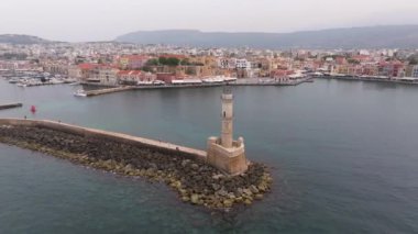 Muhteşem deniz feneri Yunanistan 'la Chania' nın havadan görünüşü. Güzel Eski şehir, Yunanistan ve en güzel manzaralı yerler - eski Chania kentinin manzaralı manzarası. Girit Adası, Panoramik, Seyahat Kavramları