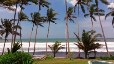 Endonezya, Bali 'de kara plaj. Kum geçmişi. Yaz deniz manzarası, Bali, Endonezya 'da siyah plajlı deniz ve tropikal ada manzarası, yaz manzarası, gün batımında kumsal manzarası.