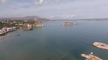 Hava aracı görüntüsü. Yazın Girit, Yunanistan 'da ünlü plaj manzarası. Libya denizinde nehir ve palmiye ağaçları olan ünlü bir sahil. Tropikal ada, Panoramik manzara Girit adasının en güzel plajları