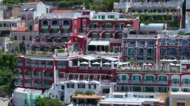 Positano, İtalya 'nın Amalfi Sahili' nde turistik bir yer. Amalfi kıyısındaki ünlü turist beldesinin havadan görünüşü. Yeşil sulu bitki örtüsü, Positano Napoli metropolitan bölgesinde bir köydür.. 