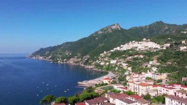 Amalfitana, Salerno, İtalya 'daki Vietnam konsolosu Mare' nin panoramik görüntüsü, Meta di Sorrento 'dan Vietnam konsolosu Mare' ye kadar uzanan Salerno ili 'nin İtalya kıyı yoludur. 