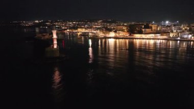 Geceleri Chania kasabası, Deniz feneri, İHA çekimi, Girit, Yunanistan, Chania 'nın muhteşem deniz feneri, Güzel Eski Şehir, Yunanistan ve en güzel manzaralı yerleri ile havadan görünüşü - eski güzel kasaba manzarası 