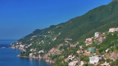 Amalfitana, Salerno, İtalya 'daki Vietnam konsolosu Mare' nin panoramik görüntüsü, Meta di Sorrento 'dan Vietnam konsolosu Mare' ye kadar uzanan Salerno ili 'nin İtalya kıyı yoludur. 