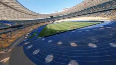FPV uçuşu, Stadyum. Gece gündüz şehir manzarası. Yukarıdan aydınlık stadyuma kadar oyunlar ve taraftarlarla dolu bir manzara. Stadyum, Kiev, Ukrayna, Futbol stadyumu sahası, futbol arka planı, açık hava sporları 