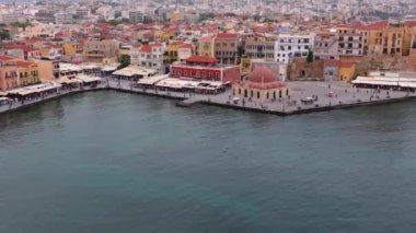 Güzel Eski şehir, Yunanistan ve en güzel manzaralı yerler - eski Chania kentinin manzaralı manzarası. Girit adası, eski Venedik limanı ve deniz fenerinin panoramik mavi saat, Seyahat Konseptleri