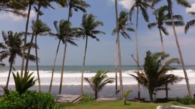 Endonezya, Bali 'de kara plaj. Kum geçmişi. Yaz deniz manzarası, Bali, Endonezya 'da siyah plajlı deniz ve tropikal ada manzarası, yaz manzarası, gün batımında kumsal manzarası.