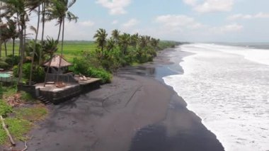 Endonezya, Bali 'de kara plaj. Kum geçmişi. Yaz deniz manzarası, Bali, Endonezya 'da siyah plajlı deniz ve tropikal ada manzarası, yaz manzarası, gün batımında kumsal manzarası.