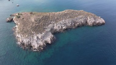 Hava aracı görüntüsü. Yazın Girit, Yunanistan 'da ünlü plaj manzarası. Libya denizinde nehir ve palmiye ağaçları olan ünlü bir sahil. Tropikal ada, Panoramik manzara Girit adasının en güzel plajları
