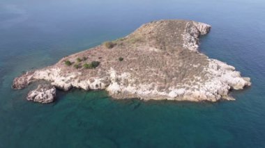 Hava aracı görüntüsü. Yazın Girit, Yunanistan 'da ünlü plaj manzarası. Libya denizinde nehir ve palmiye ağaçları olan ünlü bir sahil. Tropikal ada, Panoramik manzara Girit adasının en güzel plajları