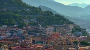 Amalfitana, Salerno, İtalya 'daki Vietnam konsolosu Mare' nin panoramik görüntüsü, Meta di Sorrento 'dan Vietnam konsolosu Mare' ye kadar uzanan Salerno ili 'nin İtalya kıyı yoludur. 