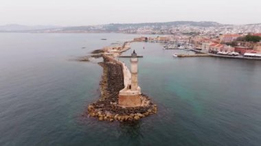 Muhteşem deniz feneri Yunanistan 'la Chania' nın havadan görünüşü. Güzel Eski şehir, Yunanistan ve en güzel manzaralı yerler - eski Chania kentinin manzaralı manzarası. Girit Adası, Panoramik, Seyahat Kavramları