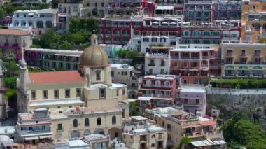 Positano, İtalya 'nın Amalfi Sahili' nde turistik bir yer. Amalfi kıyısındaki ünlü turist beldesinin havadan görünüşü. Yeşil sulu bitki örtüsü, Positano Napoli metropolitan bölgesinde bir köydür.. 