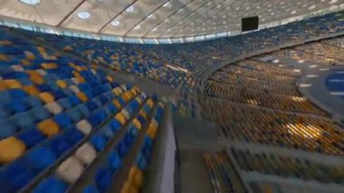 FPV uçuşu, Stadyum. Gece gündüz şehir manzarası. Yukarıdan aydınlık stadyuma kadar oyunlar ve taraftarlarla dolu bir manzara. Stadyum, Kiev, Ukrayna, Futbol stadyumu sahası, futbol arka planı, açık hava sporları 
