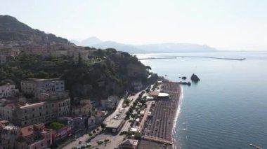 Amalfitana, Salerno, İtalya 'daki Vietnam konsolosu Mare' nin panoramik görüntüsü, Meta di Sorrento 'dan Vietnam konsolosu Mare' ye kadar uzanan Salerno ili 'nin İtalya kıyı yoludur. 
