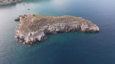 Hava aracı görüntüsü. Yazın Girit, Yunanistan 'da ünlü plaj manzarası. Libya denizinde nehir ve palmiye ağaçları olan ünlü bir sahil. Tropikal ada, Panoramik manzara Girit adasının en güzel plajları