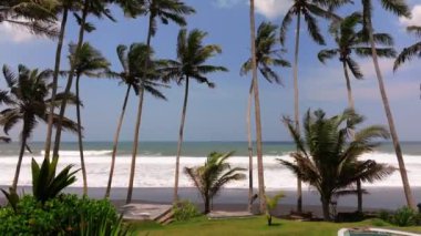 Endonezya, Bali 'de kara plaj. Kum geçmişi. Yaz deniz manzarası, Bali, Endonezya 'da siyah plajlı deniz ve tropikal ada manzarası, yaz manzarası, gün batımında kumsal manzarası.