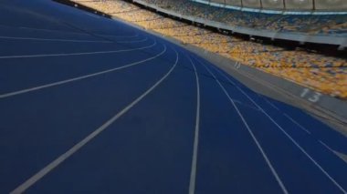 FPV uçuşu, Stadyum. Gece gündüz şehir manzarası. Yukarıdan aydınlık stadyuma kadar oyunlar ve taraftarlarla dolu bir manzara. Stadyum, Kiev, Ukrayna, Futbol stadyumu sahası, futbol arka planı, açık hava sporları 