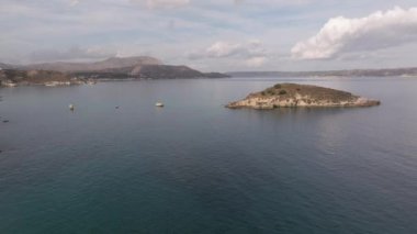 Hava aracı görüntüsü. Yazın Girit, Yunanistan 'da ünlü plaj manzarası. Libya denizinde nehir ve palmiye ağaçları olan ünlü bir sahil. Tropikal ada, Panoramik manzara Girit adasının en güzel plajları