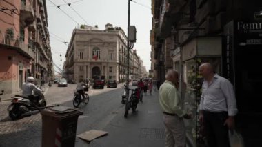 Napoli, İtalya - 2 Ağustos 2023: İtalya 'daki eski rahat caddenin manzarası. Roma 'nın mimarisi ve simgesi. Milan, Napoli. Eski bir İtalyan kasabasında sokak, geleneksel köyün boş sokaklarında yürüyor.,