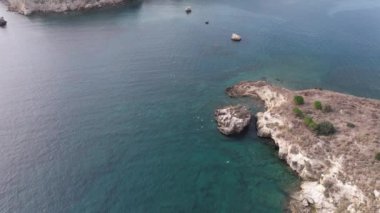 Hava aracı görüntüsü. Yazın Girit, Yunanistan 'da ünlü plaj manzarası. Libya denizinde nehir ve palmiye ağaçları olan ünlü bir sahil. Tropikal ada, Panoramik manzara Girit adasının en güzel plajları