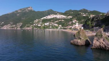 Amalfitana, Salerno, İtalya 'daki Vietnam konsolosu Mare' nin panoramik görüntüsü, Meta di Sorrento 'dan Vietnam konsolosu Mare' ye kadar uzanan Salerno ili 'nin İtalya kıyı yoludur. 