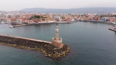 Muhteşem deniz feneri Yunanistan 'la Chania' nın havadan görünüşü. Güzel Eski şehir, Yunanistan ve en güzel manzaralı yerler - eski Chania kentinin manzaralı manzarası. Girit Adası, Panoramik, Seyahat Kavramları