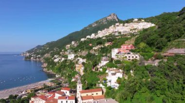 Amalfitana, Salerno, İtalya 'daki Vietnam konsolosu Mare' nin panoramik görüntüsü, Meta di Sorrento 'dan Vietnam konsolosu Mare' ye kadar uzanan Salerno ili 'nin İtalya kıyı yoludur. 