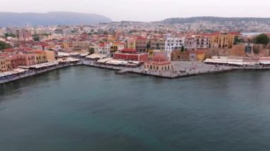 Güzel Eski şehir, Yunanistan ve en güzel manzaralı yerler - eski Chania kentinin manzaralı manzarası. Girit adası, eski Venedik limanı ve deniz fenerinin panoramik mavi saat, Seyahat Konseptleri