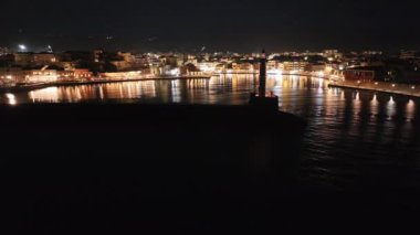 Geceleri Chania kasabası, Deniz feneri, İHA çekimi, Girit, Yunanistan, Chania 'nın muhteşem deniz feneri, Güzel Eski Şehir, Yunanistan ve en güzel manzaralı yerleri ile havadan görünüşü - eski güzel kasaba manzarası 
