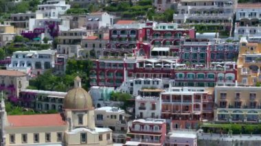 Positano, İtalya 'nın Amalfi Sahili' nde turistik bir yer. Amalfi kıyısındaki ünlü turist beldesinin havadan görünüşü. Yeşil sulu bitki örtüsü, Positano Napoli metropolitan bölgesinde bir köydür.. 
